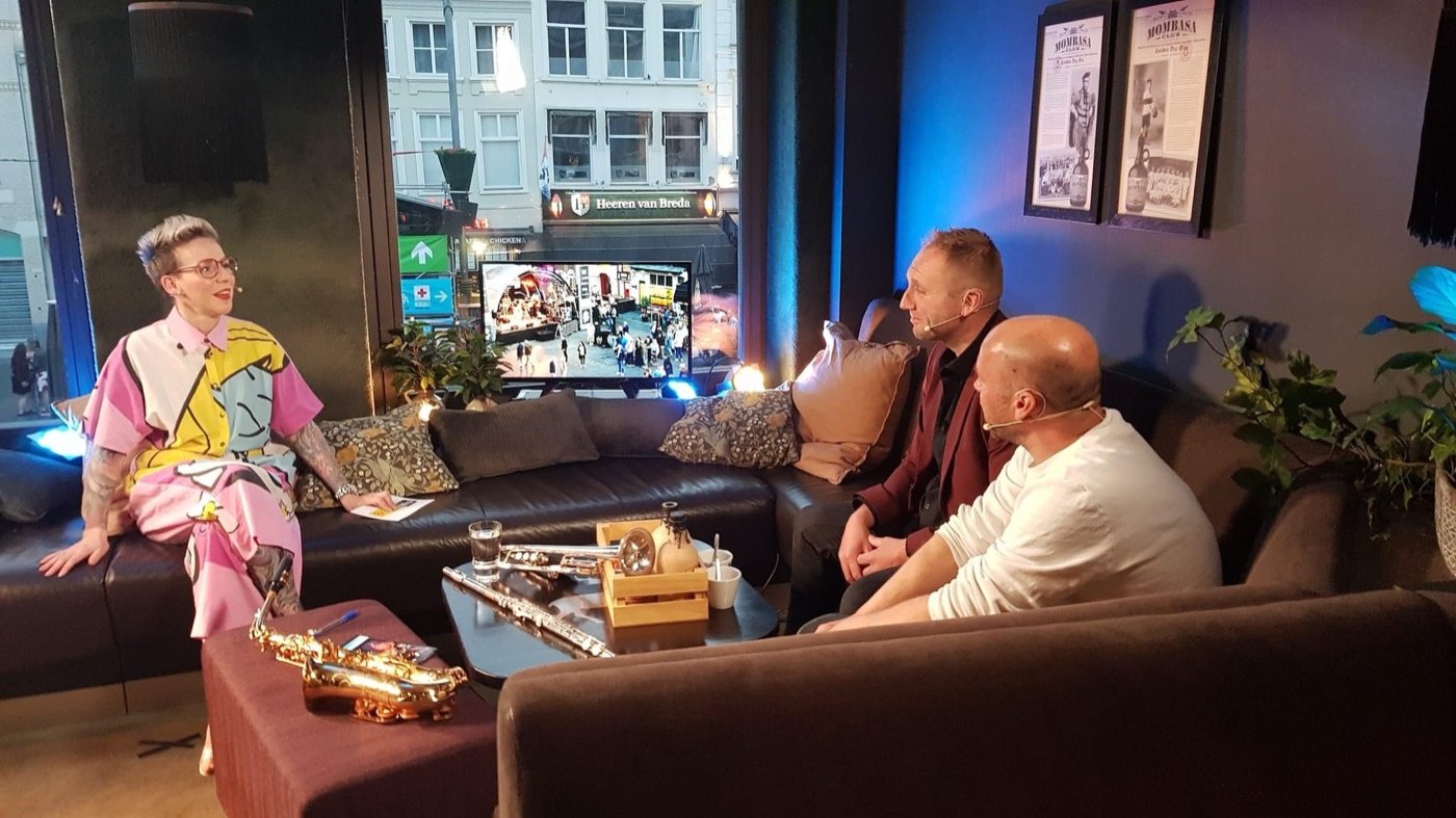 Gesprek met gasten op een bank in de studio