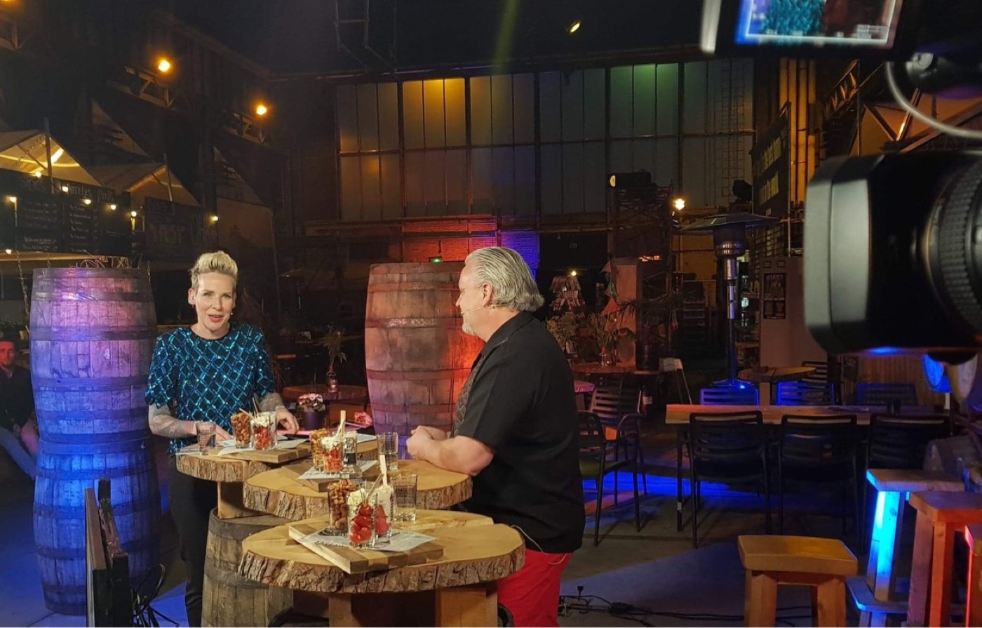 Opnames in een tv-studio met houten tafels